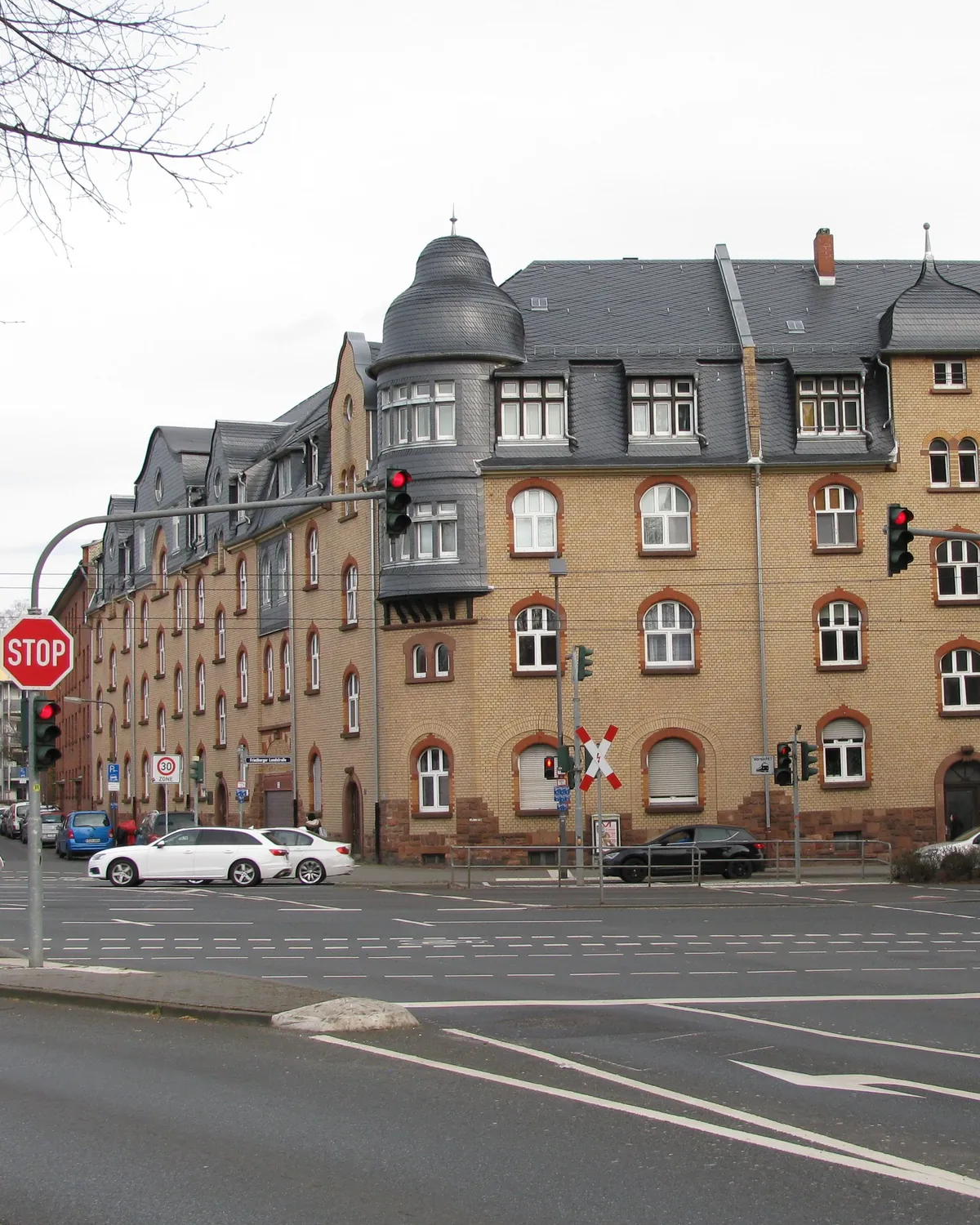 Mehrgeschossiges Wohnhaus aus Backstein mit Erkern im Frankfurter Nordend