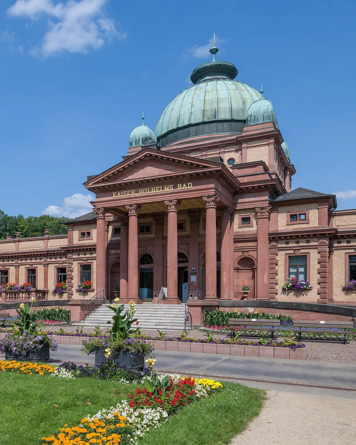 Das Kaiser-Wilhelms-Bad im Bad Homburger Kurpark mit Kuppel und Säulenportal
