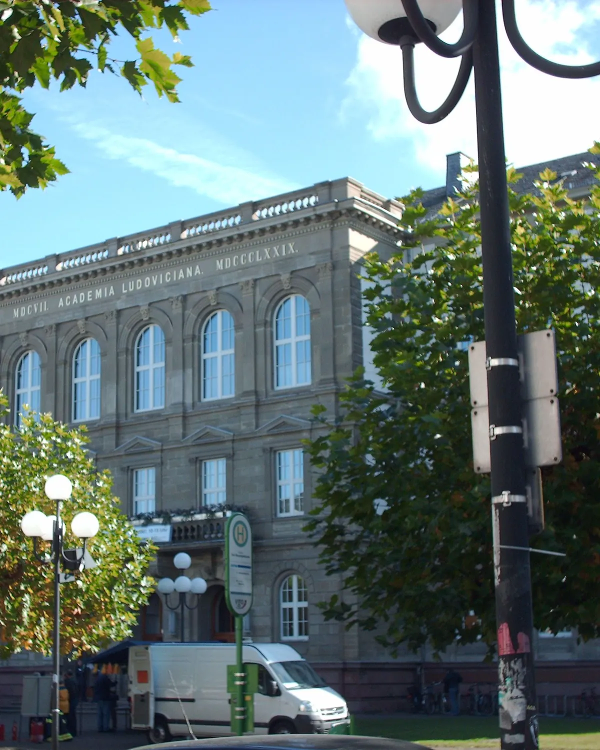 Hauptgebäude der Justus-Liebig-Universität Gießen hinter Bäumen