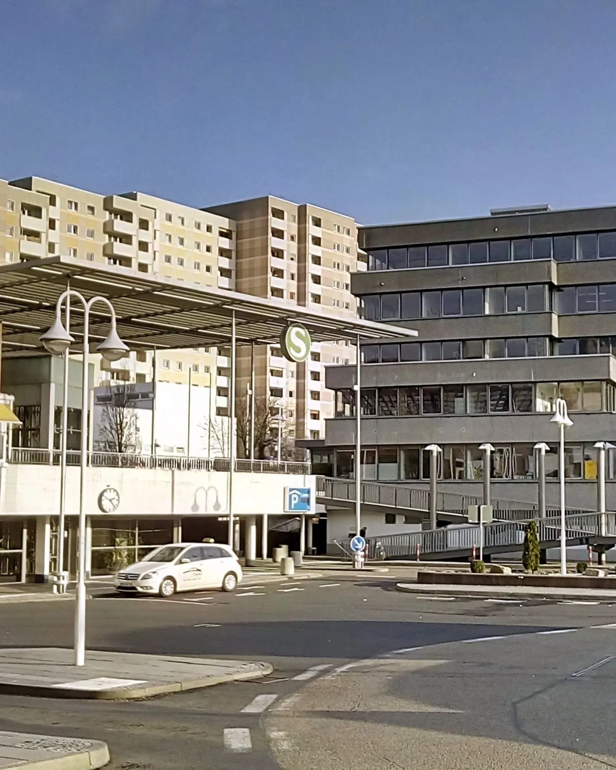 Bahnhofsvorplatz in der Limesstadt mit Rathaus und Wohnhochhäusern