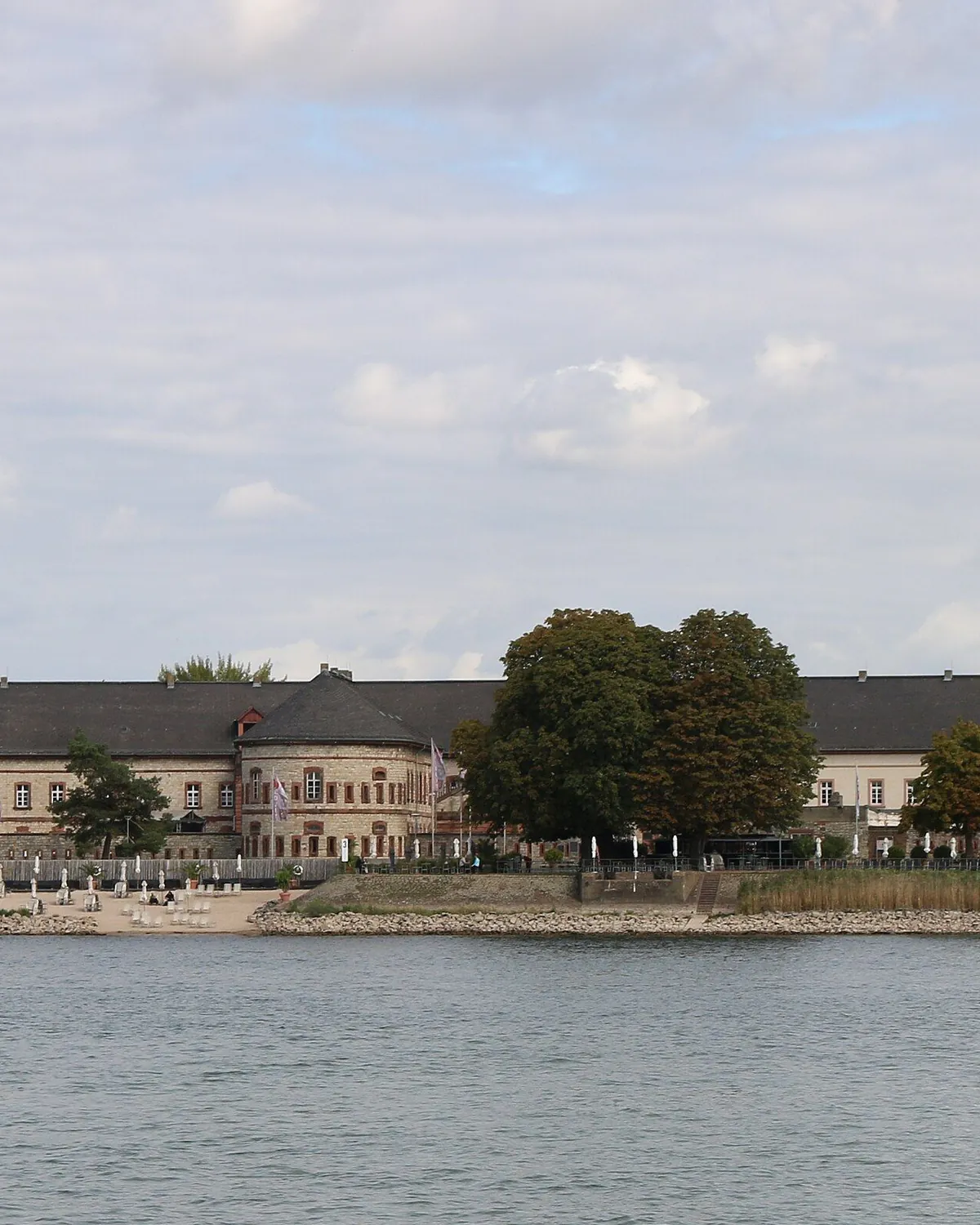 Rheinufer von Mainz-Kastel mit dem Reduit, gesehen von der Mainzer Seite